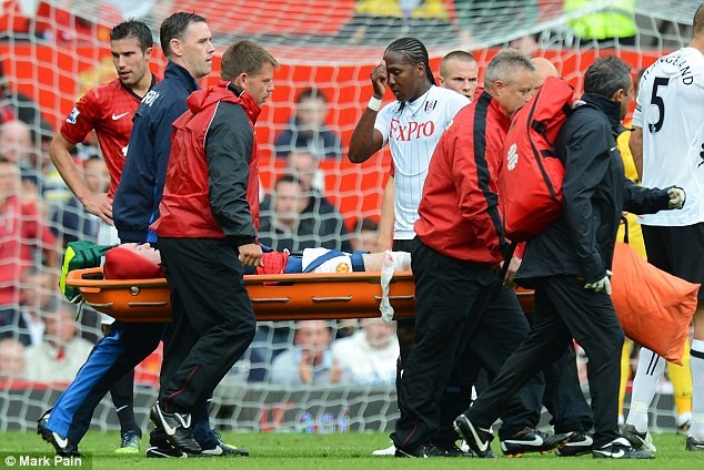 Với chấn thương như vậy thì Rooney sẽ phải cần ít nhất 5 đến 6 tuần để có thể hồi phục...